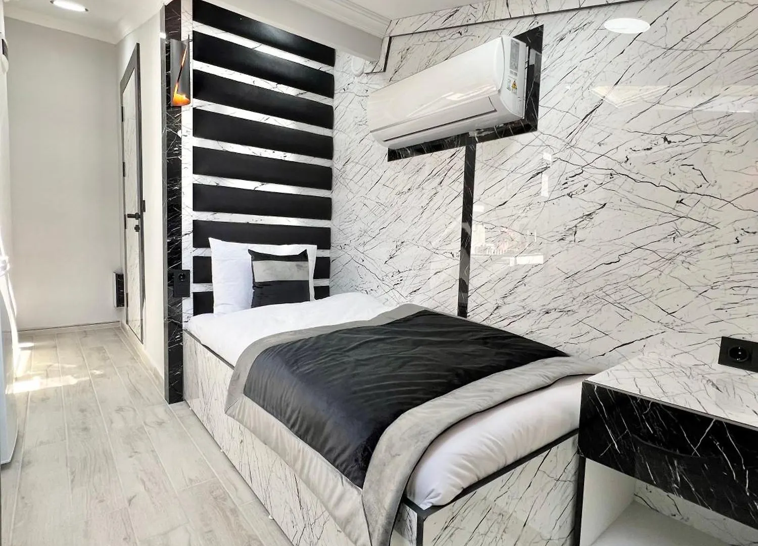 Taksim Larissa Hotel Suites Стамбул 2*,  Турция