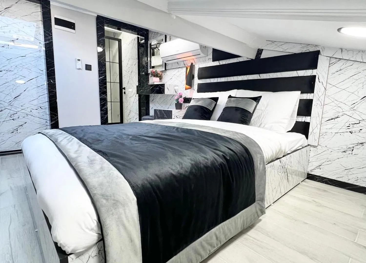 Taksim Larissa Hotel Suites Стамбул 2*,